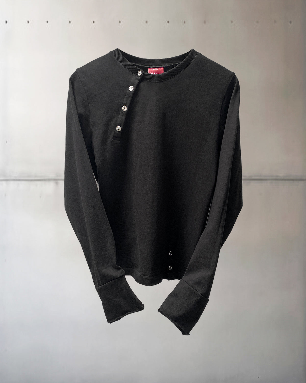 4. Henley Tshirt Asimetrica